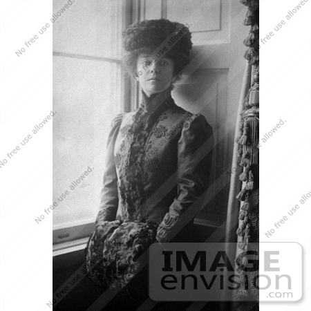 #19324 Photo of Alice Lee Roosevelt Longworth in a Hat and Fur Muff in 1906 by JVPD